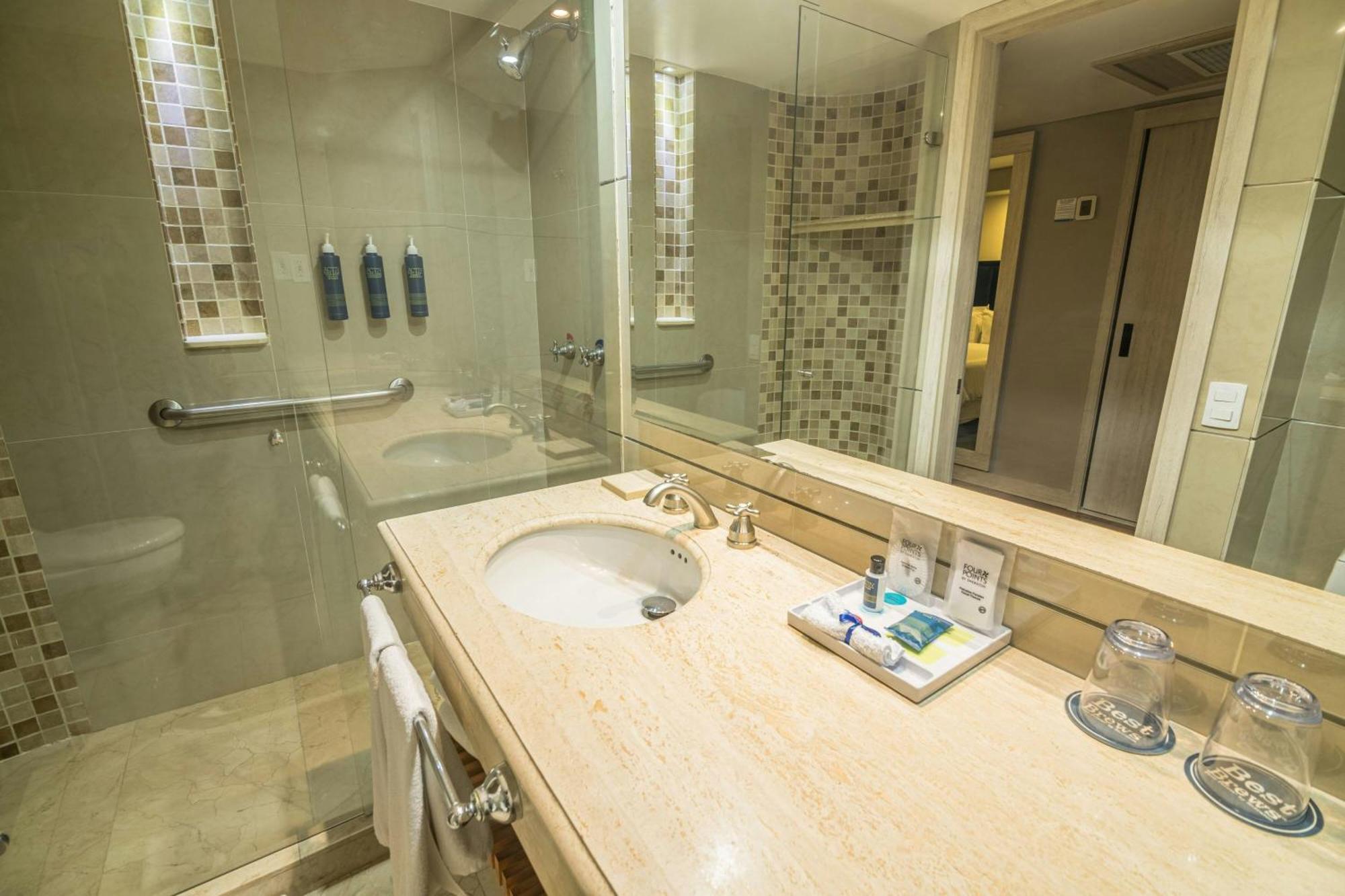 Four Points By Sheraton Меделин Екстериор снимка